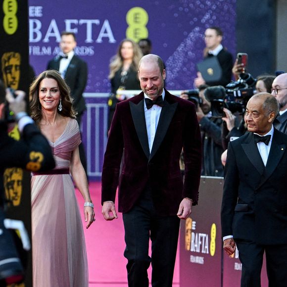 Malgré le scandale, la famille royale a choisi de maintenir ses engagements publics.

Le Prince et la Princesse de Galles et le Lord-Lieutenant du Grand Londres Ken Olisa (à droite) assistant à la 79e cérémonie des British Academy Film Awards, au Royal Festival Hall, Southbank Centre, Londres, Royaume-Uni, le 22 février 2026. Photo par Jaimi Joy/PA Wire/ABACAPRESS.COM