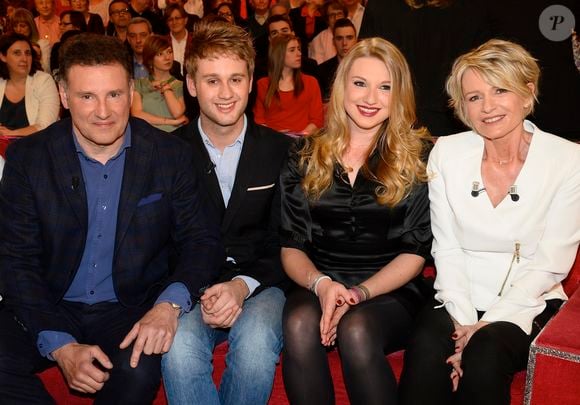 Aujourd’hui, ils entretiennent une relation apaisée et soudée autour de leurs enfants.

Pierre Sled, Valentine Sled, Nicolas Sled et Sophie Davant lors de l'enregistrement de l'émission "Vivement Dimanche" à Paris le 1er Avril 2015. © COADIC GUIREC / BESTIMAGE