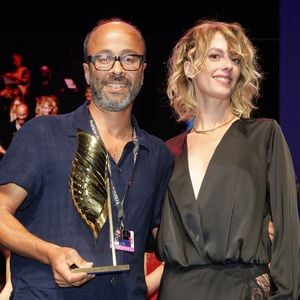 Khalil Cherti (Prix Valois des étudiants francophones) et Sara Mortensen lors de la cérémonie de clôture lors de la 19ème édition du festival du film francophone d'Angoulême, France, le 29 août 2026. © Coadic Guirec/Bestimage