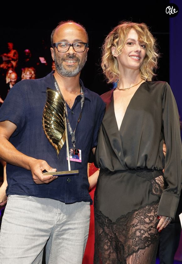 Khalil Cherti (Prix Valois des étudiants francophones) et Sara Mortensen lors de la cérémonie de clôture lors de la 19ème édition du festival du film francophone d'Angoulême, France, le 29 août 2026. © Coadic Guirec/Bestimage