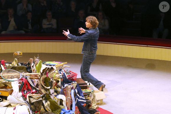 Exclusif - Alex Lutz raconte la vie de son père décédé lors de la Première représentation de son Spectacle « Sexe, grog et rocking chair », au Cirque d'hiver à Paris, France, le 4 Avril 2025.  © Bertrand Rindoff/Bestimage