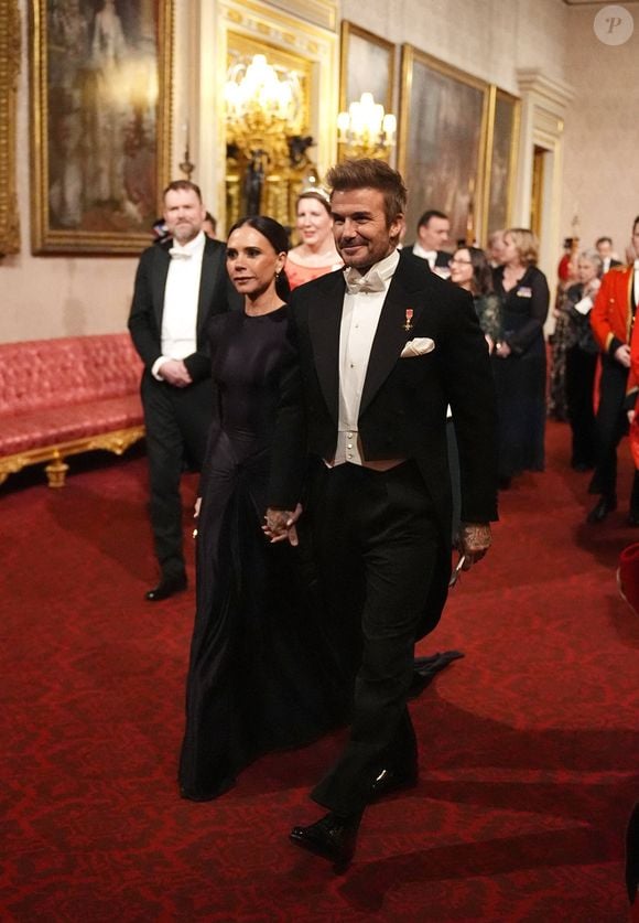 David et Victoria Beckham se dirigent vers l'East Gallery pour assister au banquet d'État de l'émir du Qatar, le cheikh Tamim bin Hamad Al Thani, au palais de Buckingham, à Londres, lors de sa visite d'État au Royaume-Uni. Londres, Royaume-Uni, mardi 3 décembre 2024. Photo by Aaron Chown/PA Wire/ABACAPRESS.COM