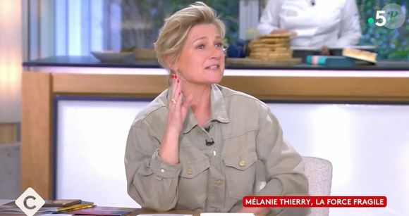 Anne-Elisabeth Lemoine sur le plateau de "C à vous" ce mardi 22 avril 2025. (Capture d'écran).