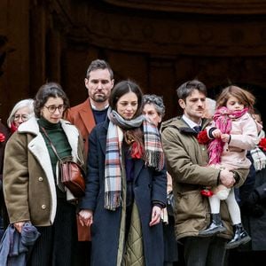 Pia Laborde et Gabrièle Laborde, les filles de C.Laborde, Thomas Stern, le mari de la défunte - Sortie des obsèques de Catherine Laborde en l’église Saint-Roch à Paris, le 6 février 2025. Décédée le 28 janvier 2025 à l'âge de 73 ans, l'ancienne présentatrice météo de TF1 (1988 - 2017) était atteinte de la maladie neurodégénérative à corps de Lewy. 
© Jacovides - Moreau / Bestimage