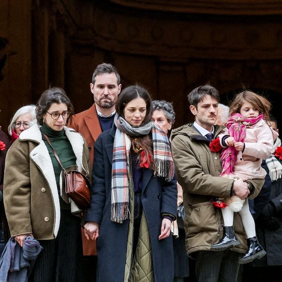 Pia Laborde et Gabrièle Laborde, les filles de C.Laborde, Thomas Stern, le mari de la défunte - Sortie des obsèques de Catherine Laborde en l’église Saint-Roch à Paris, le 6 février 2025. Décédée le 28 janvier 2025 à l'âge de 73 ans, l'ancienne présentatrice météo de TF1 (1988 - 2017) était atteinte de la maladie neurodégénérative à corps de Lewy. 
© Jacovides - Moreau / Bestimage