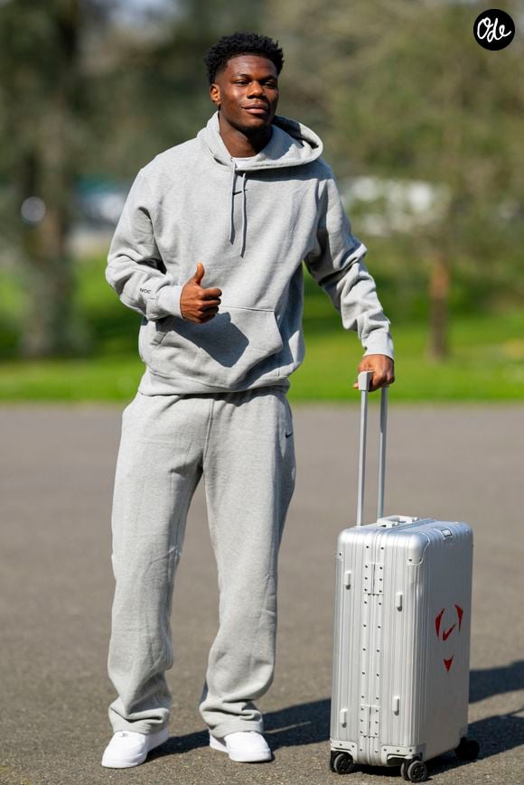 Il s'agit du berger malinois d'Aurélien Tchouaméni

Aurélien Tchouaméni arrive au Centre national de football de Clairefontaine-en-Yveline, France, le 23 mars 2026.

© Pierre Perusseau/Bestimage
