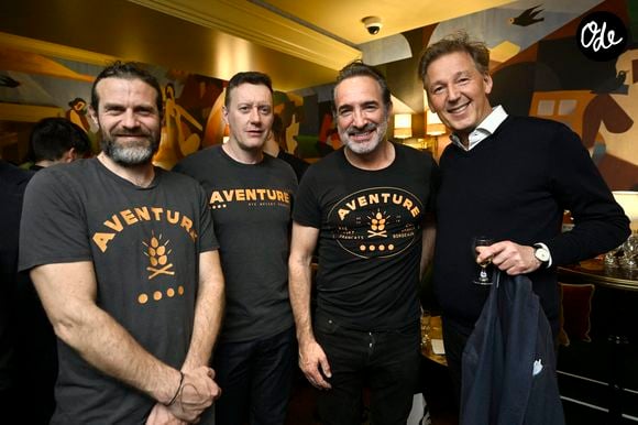 L'histoire ne dit pas si la dégustation se fait en présence de l'acteur ou non...

Antoine Gravouil, Olivier Carsoule, Jean Dujardin, Pierre Marcolini, chocolatier belge - J. Dujardin lors de la soirée de dégustation du whisky de seigle français « Aventure » (Bordeaux Distilling Co), dont il est partenaire, à Bruxelles, le 13 mars 2026. Photonews / Bestimage