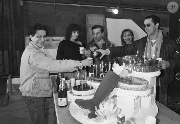 Anémone a collaboré avec la troupe du Splendid
Archives - En France, Christian CLAVIER fêtant son 30ème anniversaire sur le tournage du film LE PÈRE NOEL EST UNE ORDURE, avec un partie de la troupe du SPLENDID : de gauche à droite, Christian CLAVIER, ANEMONE, Bruno MOYNOT, Marie-Anne CHAZEL, Thierry LHERMITTE.
© Jean Lenoir via Bestimage