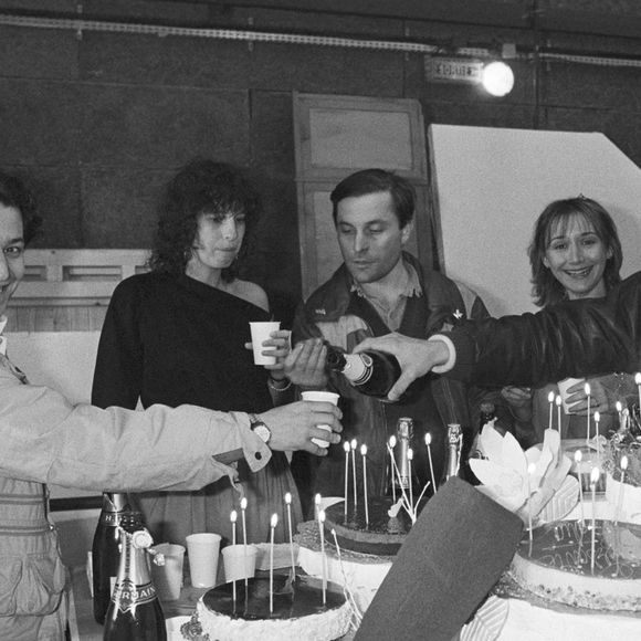 Anémone a collaboré avec la troupe du Splendid

Archives - En France, Christian CLAVIER fêtant son 30ème anniversaire sur le tournage du film LE PÈRE NOEL EST UNE ORDURE, avec un partie de la troupe du SPLENDID : de gauche à droite, Christian CLAVIER, ANEMONE, Bruno MOYNOT, Marie-Anne CHAZEL, Thierry LHERMITTE.
© Jean Lenoir via Bestimage