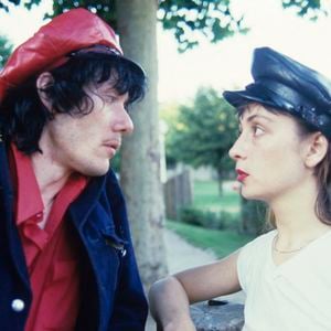 En France, durant leur tournée, Catherine ringer et Fred chichin, portant une casquette, se regardant ensemble dans la rue. © Michel Croizard via Bestimage