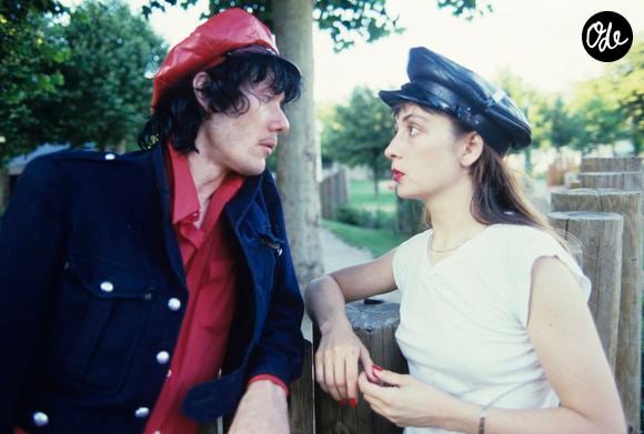 En France, durant leur tournée, Catherine ringer et Fred chichin, portant une casquette, se regardant ensemble dans la rue. © Michel Croizard via Bestimage