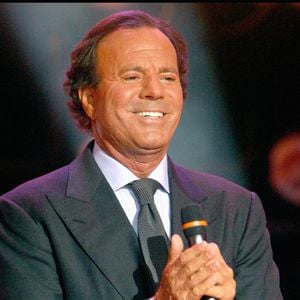 Julio Iglesias a également précisé "Ces accusations sont absolument fausses et me causent une grande tristesse", avant de remercier ses fans pour leur soutien depuis le début de l'enquête.

Julio Iglesias au 50e anniversaire de l'Olympia.

Photo : Guillaume Gaffiot / Bestimage