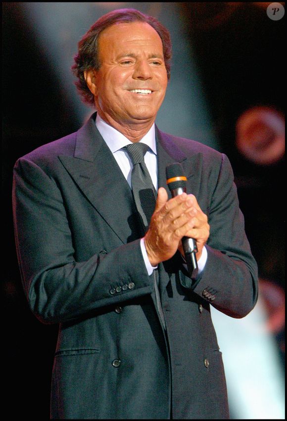 Julio Iglesias a également précisé "Ces accusations sont absolument fausses et me causent une grande tristesse", avant de remercier ses fans pour leur soutien depuis le début de l'enquête.

Julio Iglesias au 50e anniversaire de l'Olympia.

Photo : Guillaume Gaffiot / Bestimage