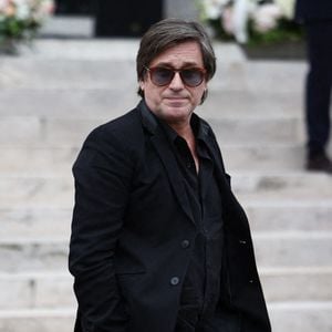 Thomas Dutronc arrivant à la cérémonie funéraire de la chanteuse française Françoise Hardy au crématorium du Père-Lachaise à Paris, en France, le 20 juin 2024. Photo de Raphaël Lafargue/ABACAPRESS.COM