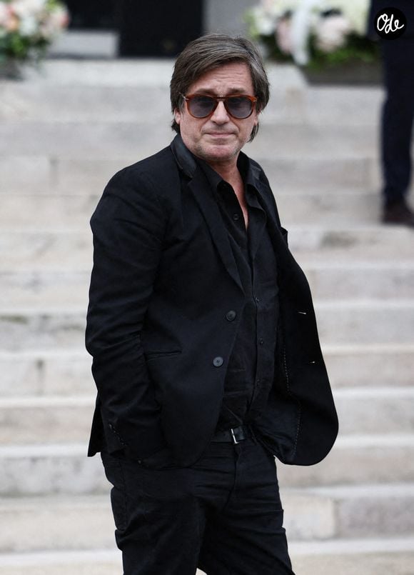 Thomas Dutronc arrivant à la cérémonie funéraire de la chanteuse française Françoise Hardy au crématorium du Père-Lachaise à Paris, en France, le 20 juin 2024. Photo de Raphaël Lafargue/ABACAPRESS.COM