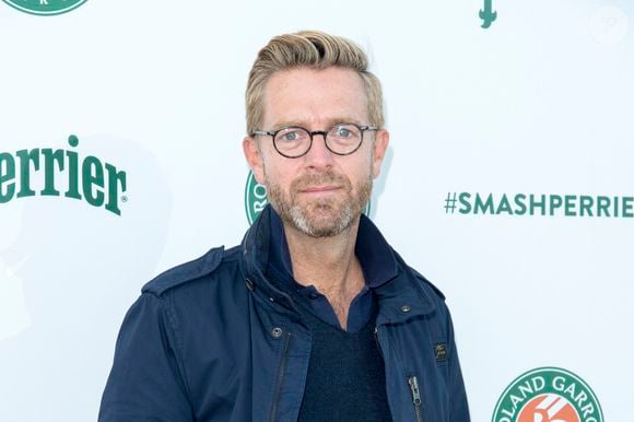 Alexandre Delpérier, 58 ans, a choisi de se reconvertir de la télévision à la peinture.

Alexandre Delpérier - Evénement "Smash Perrier" du deuxième étage de la Tour Eiffel au Champ-de-Mars à Paris. © Pierre Perusseau/Bestimage