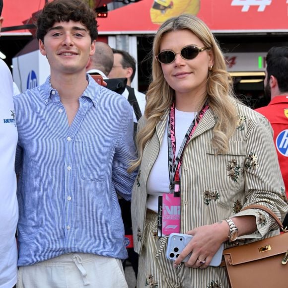 À quelques heures des qualifications du Grand Prix de Monaco, les célébrités étaient nombreuses à arpenter la pitlane de la Principauté.

Noah Schnapp et Camille Gottlieb dans les paddocks du Formula 1 Louis Vuitton Grand Prix de Monaco 2026, à Monte Carlo, Monaco, le 6 juin 2026. © Bruno Bebert/Bestimage