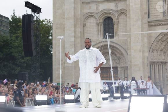 Slimane lors du dernier relais de La Flamme Olympiques avant la cérémonie d'ouverture des Jeux Olympiques (JO) de Paris 2024 à Saint-Denis, Seine Saint-Denis, France, le 26 juillet 2024. © Melloul-Tribeca/Bestimage