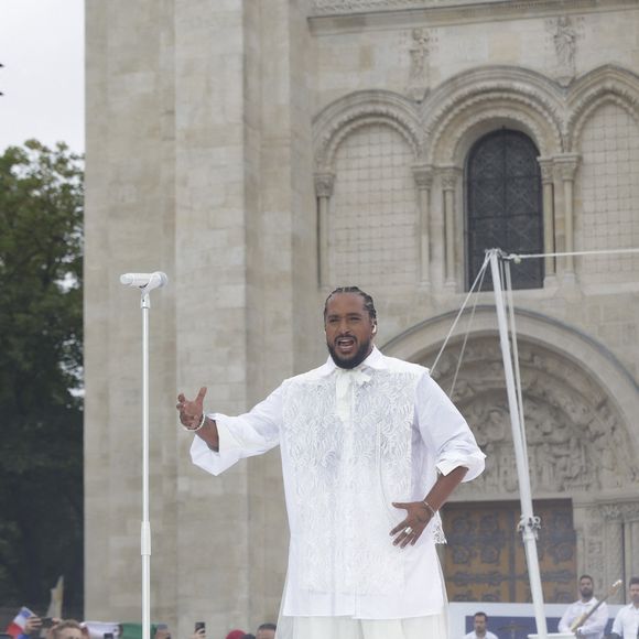 Slimane lors du dernier relais de La Flamme Olympiques avant la cérémonie d'ouverture des Jeux Olympiques (JO) de Paris 2024 à Saint-Denis, Seine Saint-Denis, France, le 26 juillet 2024. © Melloul-Tribeca/Bestimage