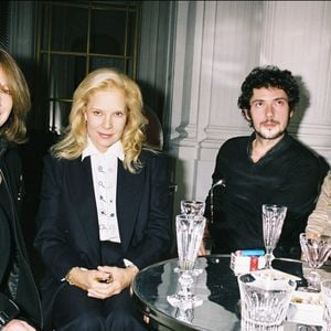 "Nathalie Baye" "Sylvie Vartan" "Melvil Poupaud" et "Noémie Lvovsky" dîner chez "Baccarat" pour le film "Les Sentiments" "Plan serré" féminin homme assis chanteuse actrice réalisatrice BERTRAND RINDOFF PETROFF / BESTIMAGE