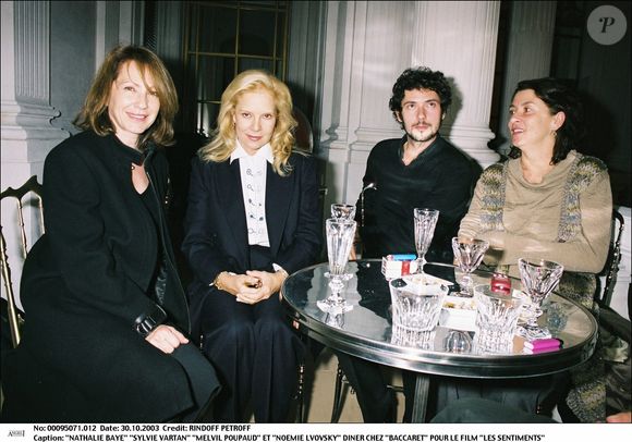 "Nathalie Baye" "Sylvie Vartan" "Melvil Poupaud" et "Noémie Lvovsky" dîner chez "Baccarat" pour le film "Les Sentiments" "Plan serré" féminin homme assis chanteuse actrice réalisatrice BERTRAND RINDOFF PETROFF / BESTIMAGE