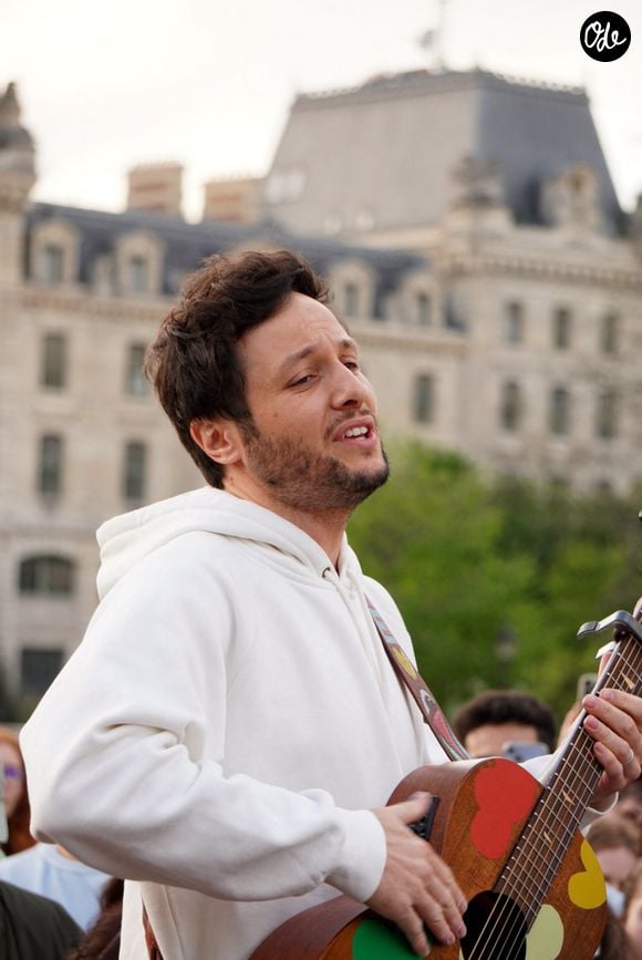 Le chanteur Vianney a improvisé un concert sur le parvis de Notre-Dame de Paris le 8 avril 2025.

© Jack Bussat / Bestimage