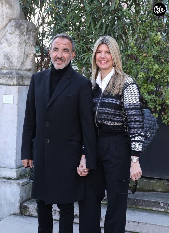 Pour Nikos Aliagas, leur rencontre ne ressemblait à aucune autre. "Nous nous sommes trouvés sans nous chercher, comme deux moitiés faites l'une pour l'autre", racontait-il au magazine.

Nikos Aliagas avec sa compagne Tina Grigoriou au défilé Elie Saab "Collection Prêt-à-Porter Automne/Hiver 2025-2026" lors de la Fashion Week de Paris (PFW), le 7 mars 2025. © Denis Guignebourg / Bestimage