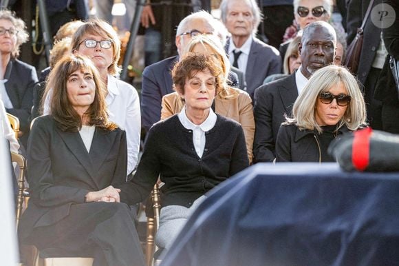 Emmanuelle Bach, Nicole Avril, la fille et la veuve de Jean-Pierre Elkabbach, la Première Dame Brigitte Macron, Claude Chirac - Obsèques du journaliste Jean-Pierre Elkabbach au cimetière du Montparnasse dans le 14ème arrondissement de Paris, France, le 6 octobre 2023. © Pierre Perusseau/Bestimage