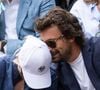 De nombreuses célébrités étaient présentes, dont Omar Sy, Spike Lee ou encore Laurence Ferrari, mais le binôme télé a su tirer son épingle du jeu.
Anne-Élisabeth Lemoine et Bertrand Chameroy en tribunes lors des Internationaux de France de Tennis de Roland Garros 2025, à Paris, France, le 7 juin 2025. © Cyril Moreau/Bestimage