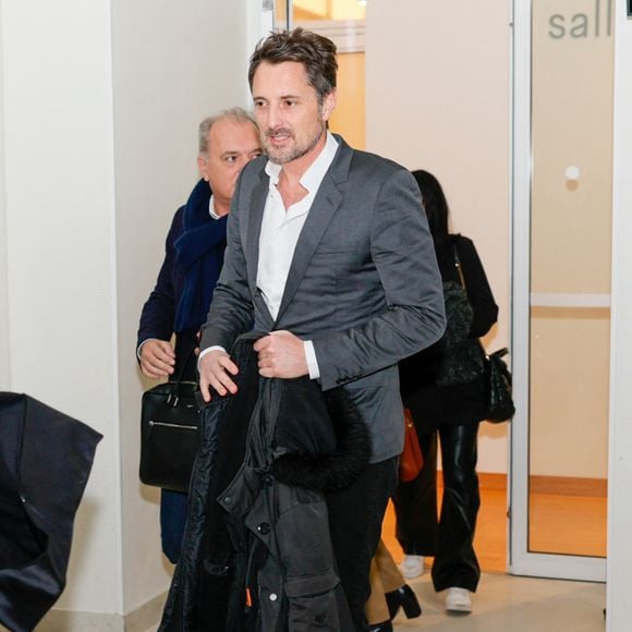 Cette clarification autour de leur relation a été faite dans le cadre de la défense de Vincent Cerutti, lequel a souligné qu'il ne mordait pas les fesses d'Hapsatou Sy dans leur vie privée.

Sorties du procès Vincent Cerutti, pour atteinte sexuelle, pour avoir mordu, à deux reprises, les fesses de sa collaboratrice en 2015, Caroline Barel, au tribunal correctionnel de Paris, France, le 9 décembre 2025.