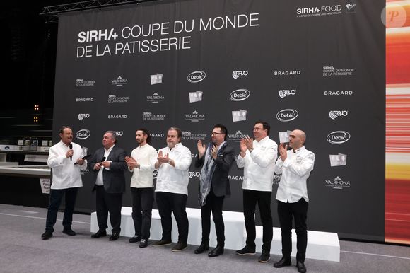 Sirha Lyon 2023 - Coupe du Monde de la Pâtisserie - Parc Eurexpo Lyon, le 21 janvier 2023. Vincent Ferniot, Olivier Ginon Président de GL Events, le Chef-Patissier Cédric Grolet, le Pésident du Jury et Chef-Pâtissier-Chocolatier Pierre Hermé, Luc Dubanchet Directeur du Sirha Lyon, le Chef-Pâtissier Frédéric Cassel Vive-Président et et le Chef Pâtissier Italien Lorenzo Puca (Vainqueur de la Coupe du Monde de la Pâtisserie en 2021)