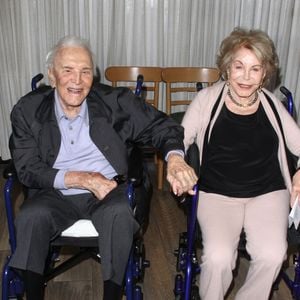 Il faut compter environ 5 000 euros pour quatre nuits dans cette demeure chargée d'histoire hollywoodienne.

Kirk Douglas (100 ans) et sa femme Anne Douglas fêtent le 25ème anniversaire du centre ‘The Anne Douglas’ à LA Mission à Los Angeles, le 4 mai 2017 Backgrid USA / Bestimage