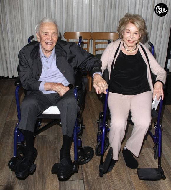 Il faut compter environ 5 000 euros pour quatre nuits dans cette demeure chargée d'histoire hollywoodienne.

Kirk Douglas (100 ans) et sa femme Anne Douglas fêtent le 25ème anniversaire du centre ‘The Anne Douglas’ à LA Mission à Los Angeles, le 4 mai 2017 Backgrid USA / Bestimage