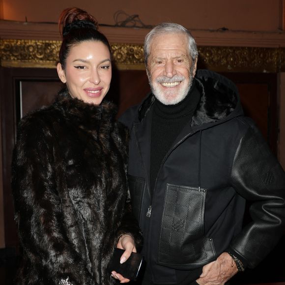 Exclusif - Jean-Claude Darmon et une amie - Célébrités assistent au spectacle "Authentique" de Ary Abittan à la Cigale à Paris les 18, 19, 22 et 23 février 2025. © Coadic Guirec/Bestimage