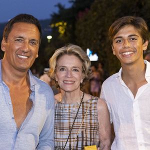 Exclusif - Dany Brillant, sa belle mere Annie et son fils Lino - Personnalités à la représentation de la pièce de théâtre "Vidéo Club" au Théâtre de Verdure lors du 40ème Festival de Ramatuelle. Le 5 août 2024
© Cyril Bruneau / Festival de Ramatuelle / Bestimage
