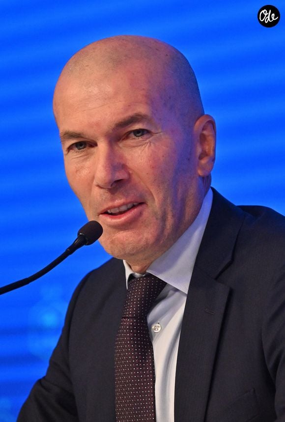 L'ancien international français de football Zinédine Zidane s'exprime lors d'une conférence de presse visant à le présenter comme le nouveau sélectionneur de l'équipe de France, au siège de la Fédération française de football (FFF) à Paris, le 28 juillet 2026. © Christian Liewig/Bestimage