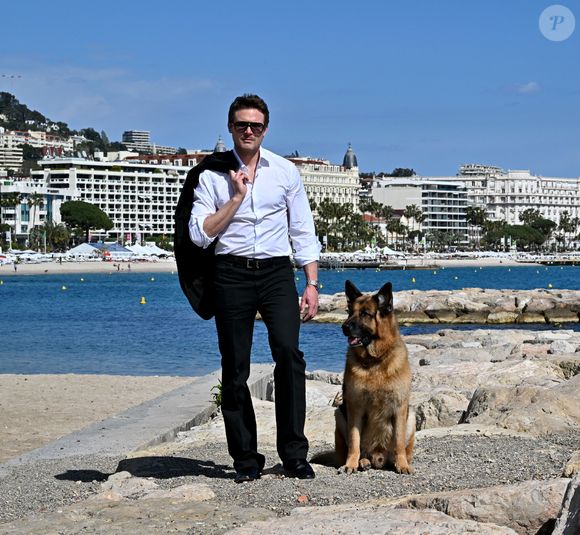 Exclusif - John Reardon et Diesel vom Burgimwald aka Rex sont au MIPTV 2023 à Cannes, France, le 17 avril 2023 pour promouvoir la série "Hudsson et Rex" durant CanneSeries Saison 6. © Bruno Bebert/Bestimage