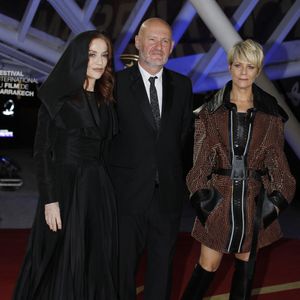 Isabelle Huppert, Jean-Paul Salomé et Marina Foïs au photocall lors de la 19ème édition du festival international du film de Marrakech le 14 novembre 2022.

© Denis Guignebourg / Bestimage