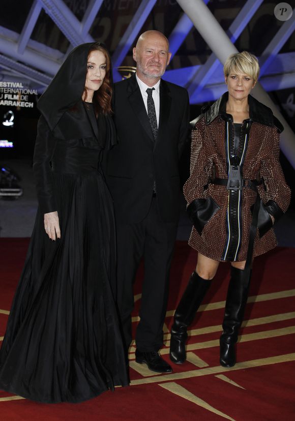 Isabelle Huppert, Jean-Paul Salomé et Marina Foïs au photocall lors de la 19ème édition du festival international du film de Marrakech le 14 novembre 2022.

© Denis Guignebourg / Bestimage