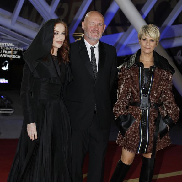 Isabelle Huppert, Jean-Paul Salomé et Marina Foïs au photocall lors de la 19ème édition du festival international du film de Marrakech le 14 novembre 2022.

© Denis Guignebourg / Bestimage