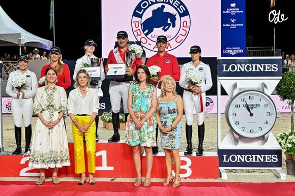 La princesse Caroline de Hanovre et sa fille Charlotte Casirgahi ont a assité à la Monaco Longines Pro Am Cup au profit de l' AMADE à Monaco, le 3 juillet 2026. Elles ont remis les prix en compagnie de Diane Fissore, la présidente du Jumping International de Monaco et de la Fédération équestre de Monaco. © Bruno Bebert/Bestimage