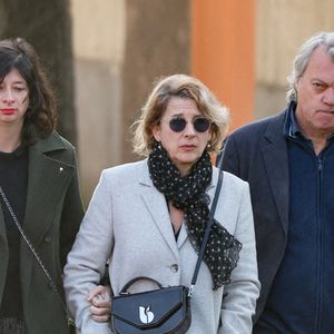 Isabelle Gélinas, sa fille Blanche et son compagnon Eric Viellard - Arrivées aux obsèques de Bruno Salomone en l'église Sainte-Anne de Polangis de Joinville-le-Pont (Val-de-Marne) le 23 mars 2026. © Cyril Moreau - Dominique Jacovides / Bestimage