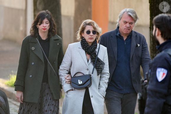 Isabelle Gélinas, sa fille Blanche et son compagnon Eric Viellard - Arrivées aux obsèques de Bruno Salomone en l'église Sainte-Anne de Polangis de Joinville-le-Pont (Val-de-Marne) le 23 mars 2026. © Cyril Moreau - Dominique Jacovides / Bestimage