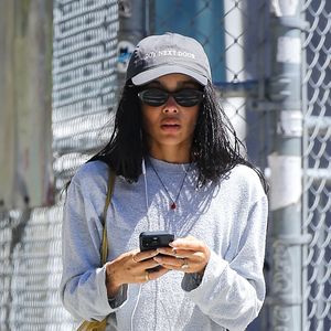 EXCLUSIF – New York (NY) – Zoë Kravitz a été aperçue lors d'une promenade en toute simplicité, peu après l'annonce de ses fiançailles avec Harry Styles, huit mois après leur première apparition publique ensemble. L'actrice affichait une allure décontractée mais stylée, vêtue d'un pull gris, d'un pantalon noir ample et d'une casquette au style « garçon d'à côté ». Backgrid USA / Bestimage