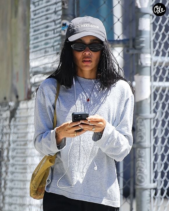 EXCLUSIF – New York (NY) – Zoë Kravitz a été aperçue lors d'une promenade en toute simplicité, peu après l'annonce de ses fiançailles avec Harry Styles, huit mois après leur première apparition publique ensemble. L'actrice affichait une allure décontractée mais stylée, vêtue d'un pull gris, d'un pantalon noir ample et d'une casquette au style « garçon d'à côté ». Backgrid USA / Bestimage