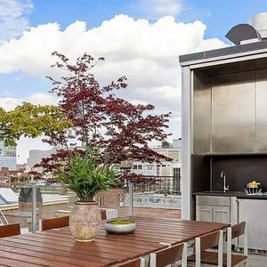 Déjà proposé à la vente en 2025, le bien avait finalement été retiré du marché.
Thierry Henry, légende du football français, a mis en vente son luxueux penthouse de New York, acheté en 2010 au moment de sa signature aux Red Bulls, contre 25 millions de dollars (22 millions d'euros).Photo par Sotheby's via Bestimage