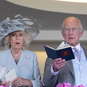 Le roi Charles III d'Angleterre (King Charles III), la reine Camilla (Camilla Parker Bowles, reine consort d'Angleterre), courses hippiques royales – Royal Ascot 2025, jour 1 à Ascot, Royaume-Uni, le 17 juin 2025. Crédit photo : Dana Press / Bestimage