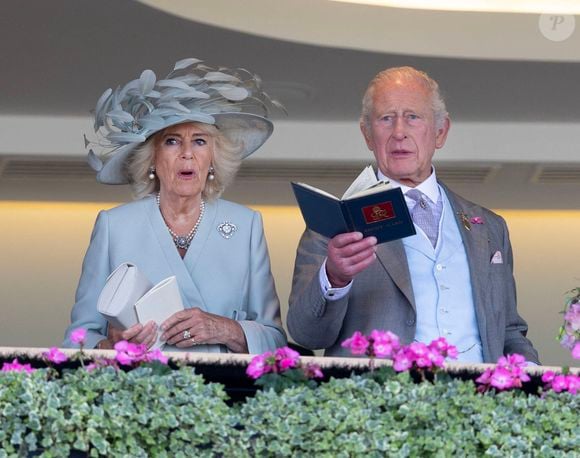 Le roi Charles III d'Angleterre (King Charles III), la reine Camilla (Camilla Parker Bowles, reine consort d'Angleterre), courses hippiques royales – Royal Ascot 2025, jour 1 à Ascot, Royaume-Uni, le 17 juin 2025. Crédit photo : Dana Press / Bestimage