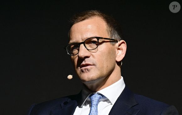 Déjà premier actionnaire de Fnac Darty, il a annoncé le lancement d’une OPA afin de prendre le contrôle majoritaire du groupe de distribution spécialisé dans l’électronique et les produits culturels. 

L'entrepreneur tchèque Daniel Kretinsky participe à la conférence internationale SH!FTS à Prague, République tchèque, le 17 octobre 2023. Les thèmes abordés sont les systèmes financiers et leurs risques, l'investissement, la géopolitique, l'IA dans les affaires/l'économie mondiale, les investissements en actions, l'évaluation et l'ESG (environnement, social et gouvernance). Photo par Roman Vondrous/CTK Photo/ABACAPRESS.COM
