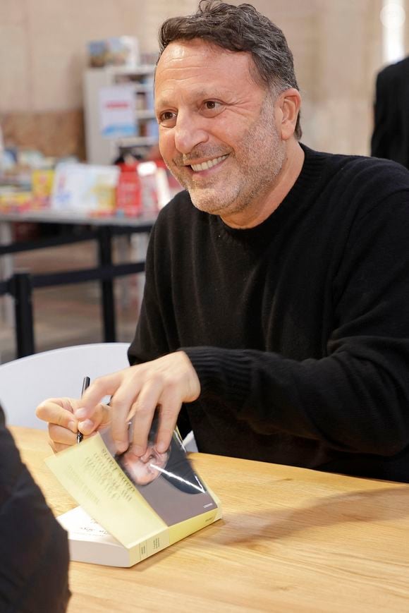 Son père est mort dix jours avant l’interview.

Arthur (Jacques Essebag)
Lors du bicentenaire de Hachette livre au Palais Brongniart " Les grandes rencontres Hachette " le 14 mars 2026. © Cédric Perrin/Bestimage